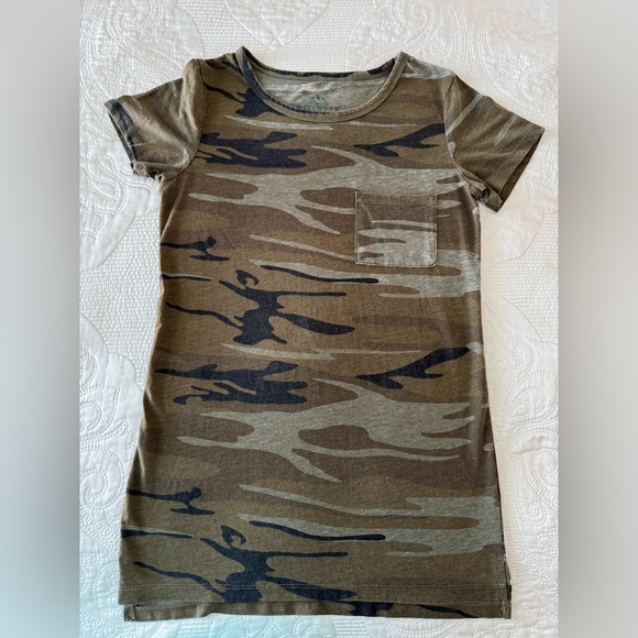 Camo t-shirt - size XS - long length - like new - Picture 1 of 3